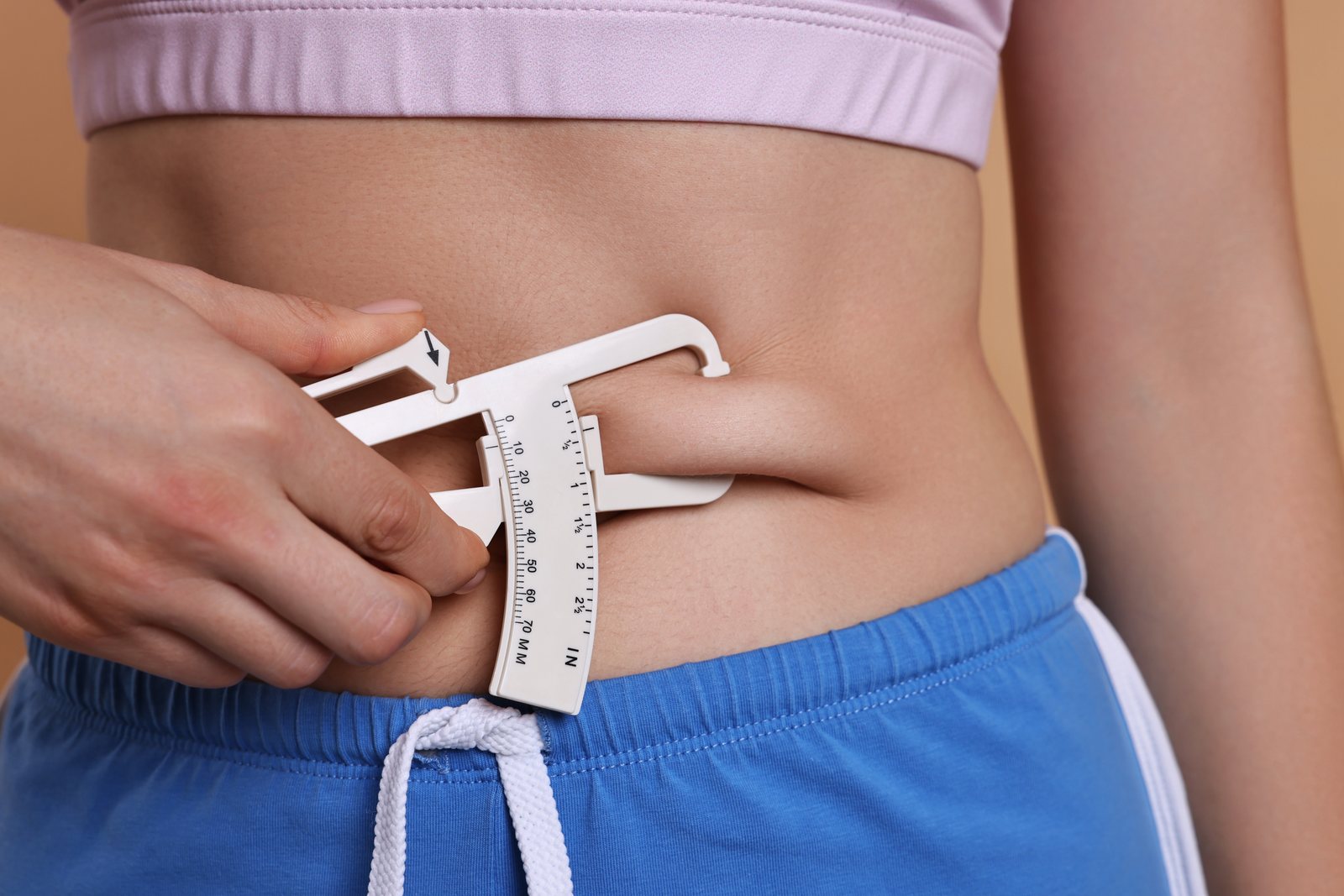 Misurazione della composizione corporea con plicometro durante una valutazione nutrizionale a Bari